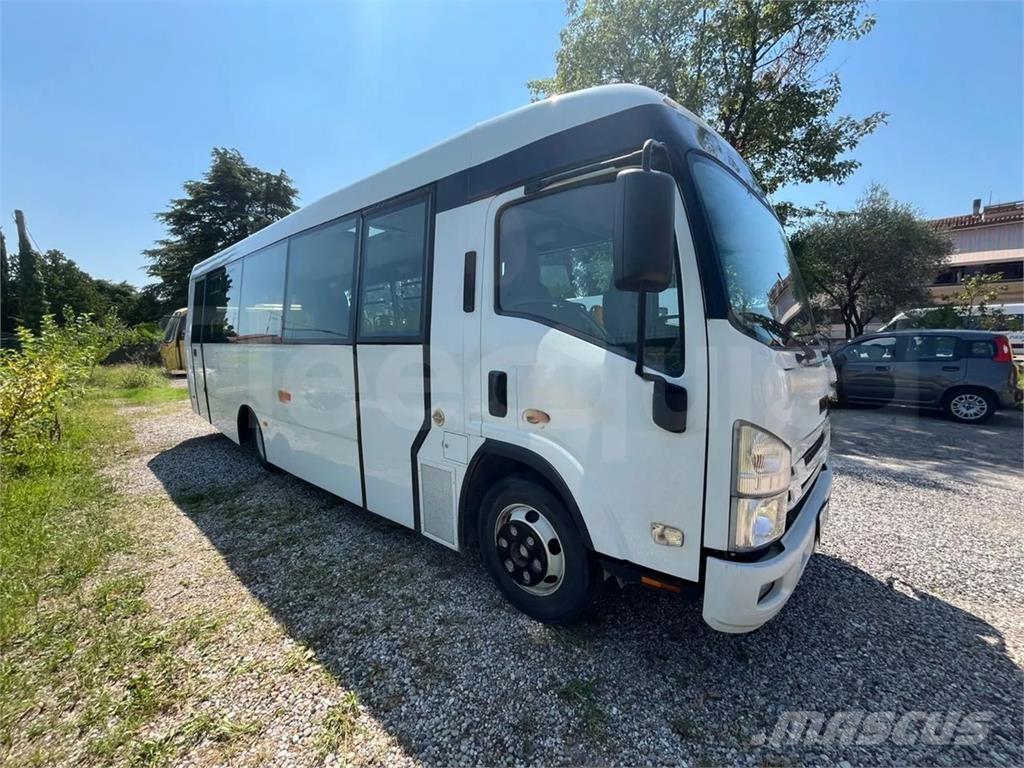 Isuzu P65 Turistbusser