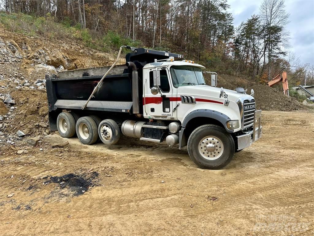 Mack GU713 Lastbiler med tip