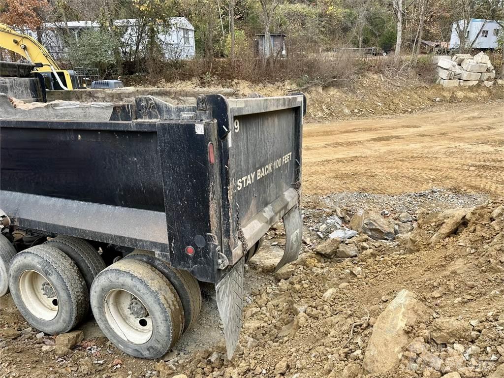 Mack GU713 Lastbiler med tip