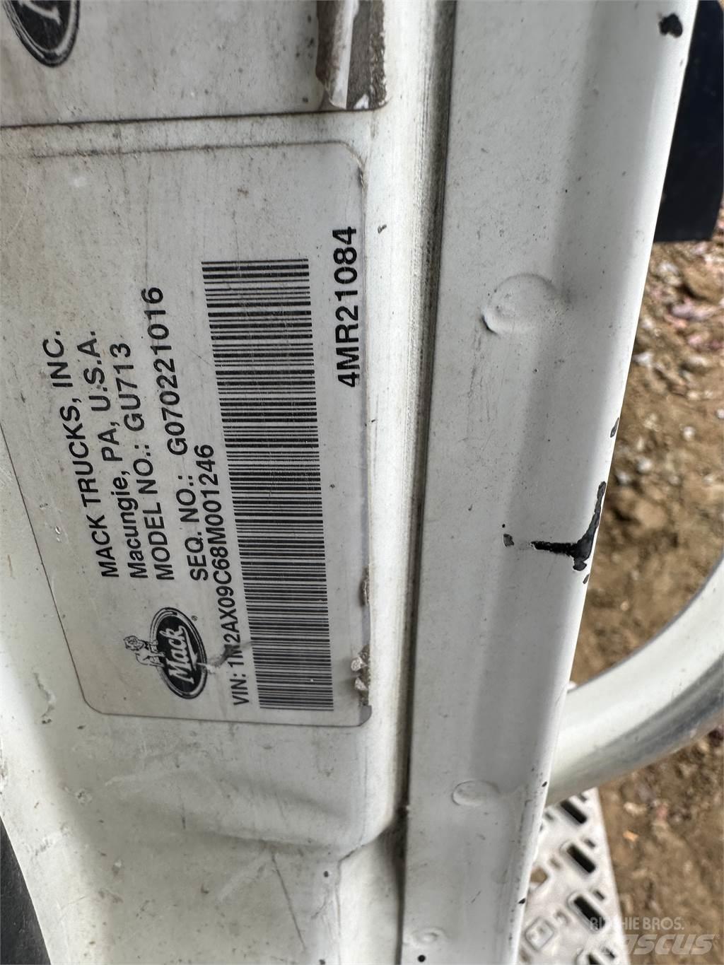 Mack GU713 Lastbiler med tip
