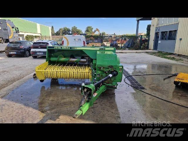 John Deere 359 Pressere til firkantede baller