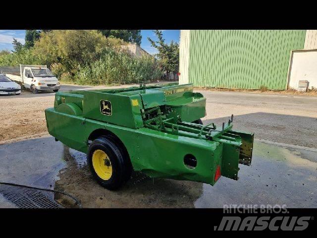 John Deere 359 Pressere til firkantede baller