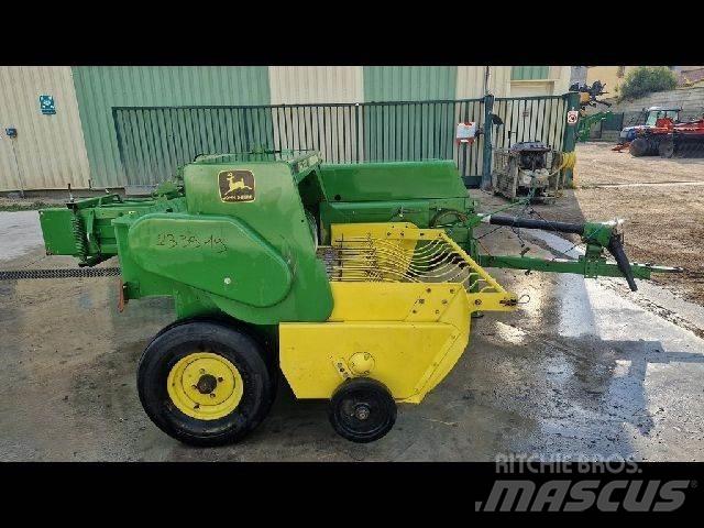 John Deere 359 Pressere til firkantede baller