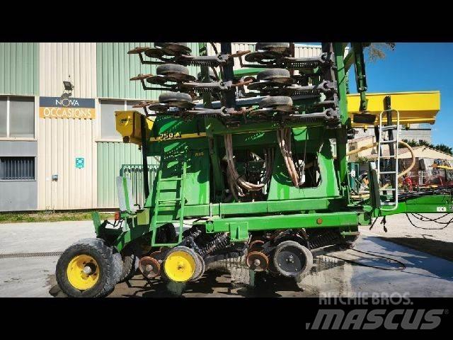 John Deere 750A Andre såmaskiner