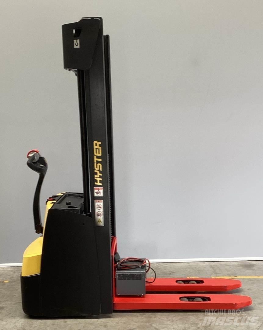 Hyster S1.4 Gaffelstabler med gående fører