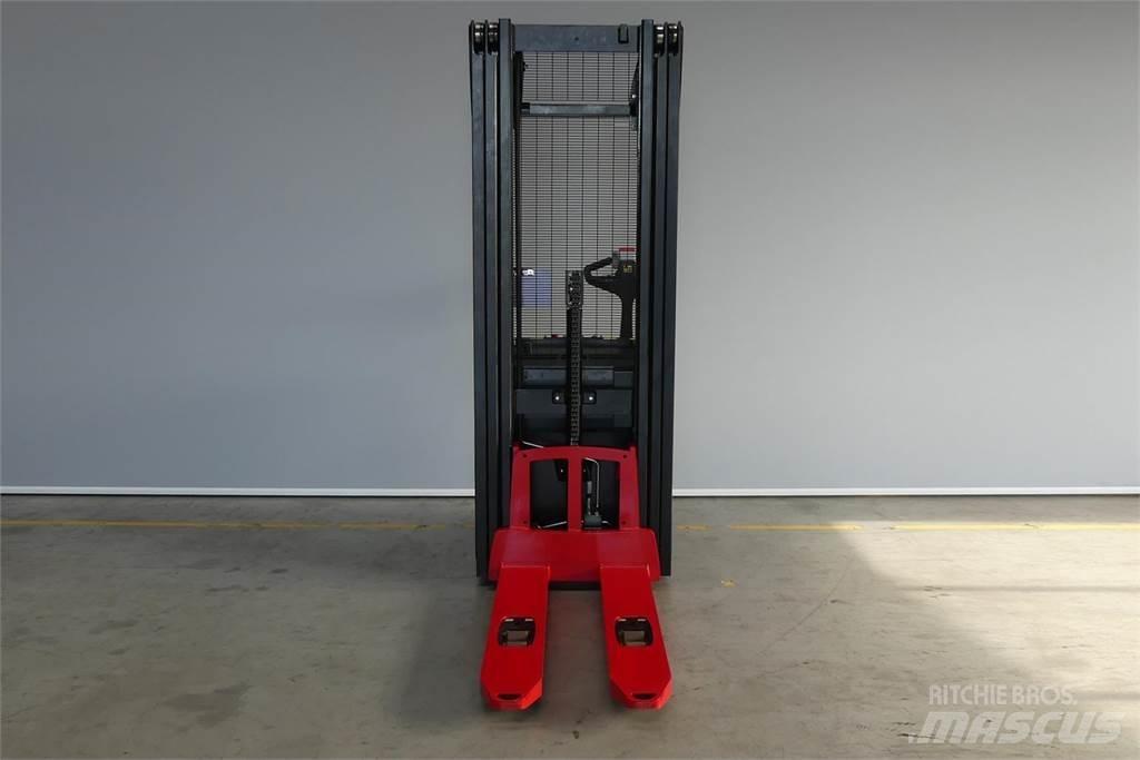 Hyster S1.6il Gaffelstabler med gående fører