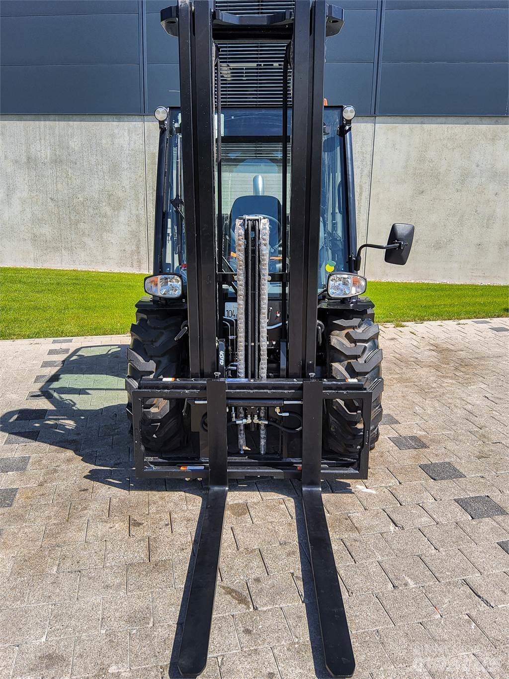 Manitou MC 30-4 Terrængående gaffeltruck
