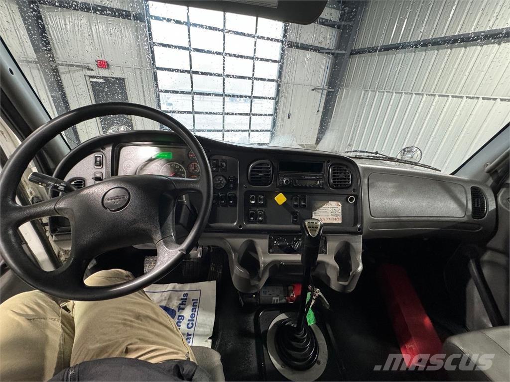 Freightliner M2 106 Lastbiler med tip