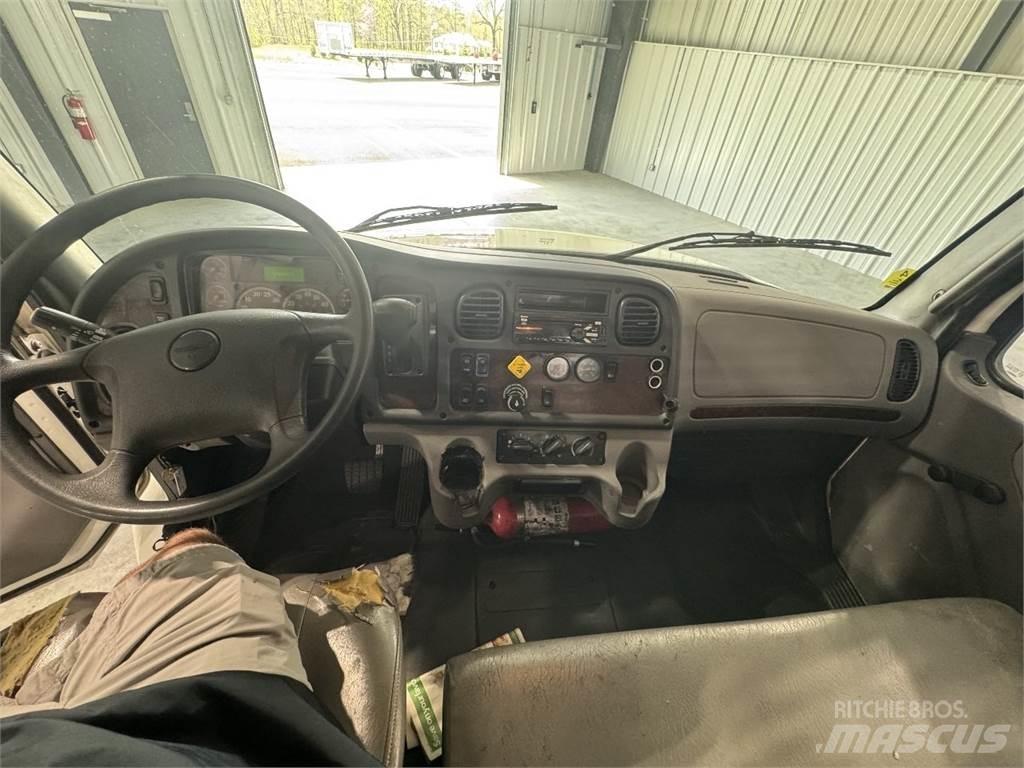 Freightliner M2 106 Lastbil med lad/Flatbed
