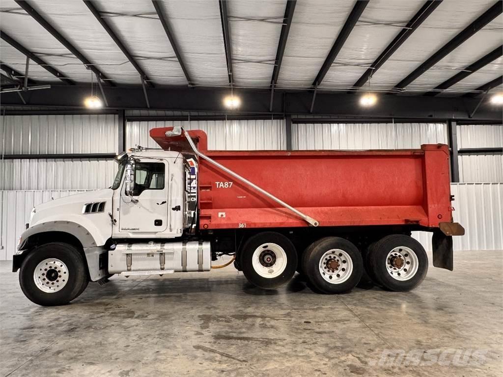 Mack GU713 Lastbiler med tip