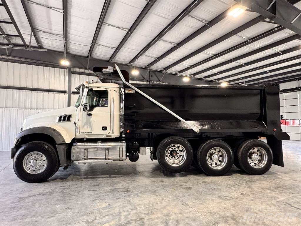 Mack GU713 Lastbiler med tip