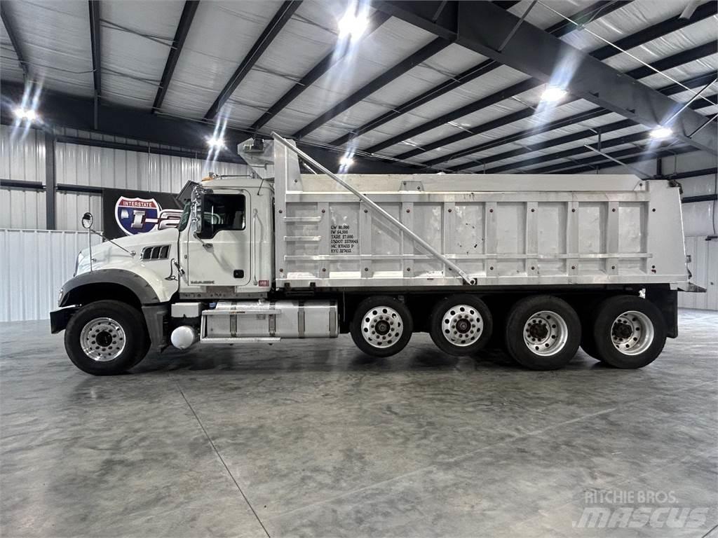 Mack GU713 Lastbiler med tip