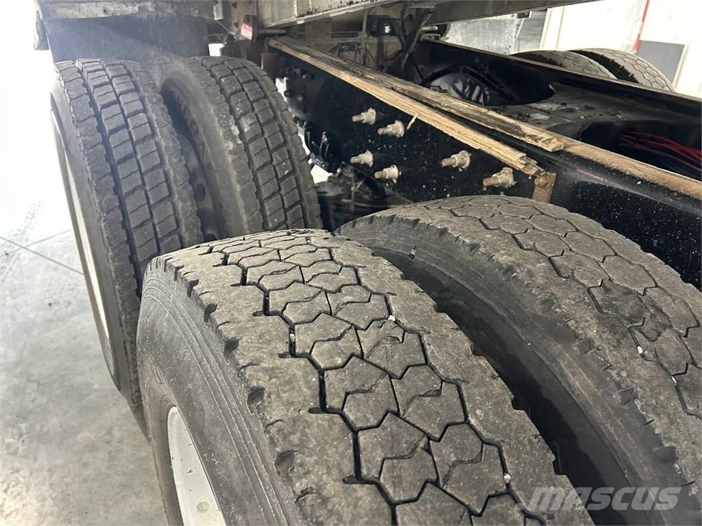 Mack GU713 Lastbiler med tip