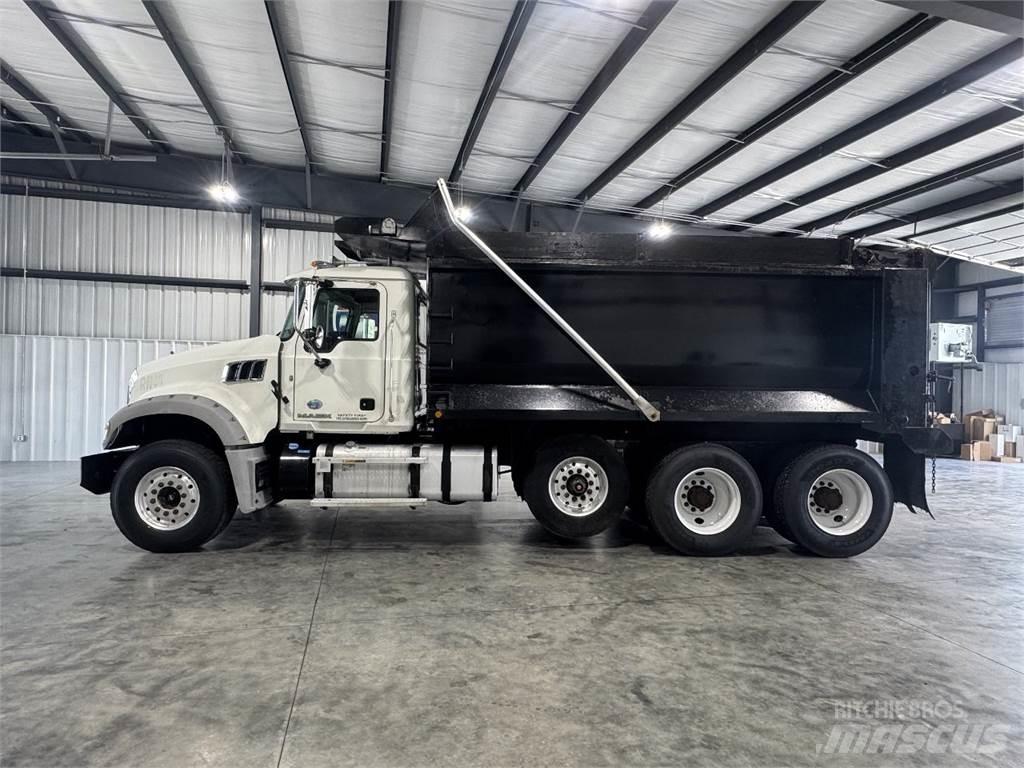 Mack GU713 Lastbiler med tip