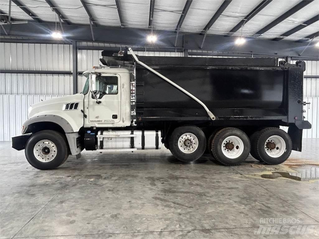 Mack GU713 Lastbiler med tip