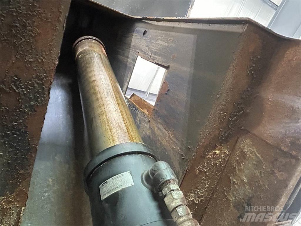 Mack GU713 Lastbiler med tip