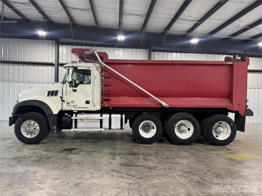 Mack GU713 Lastbiler med tip
