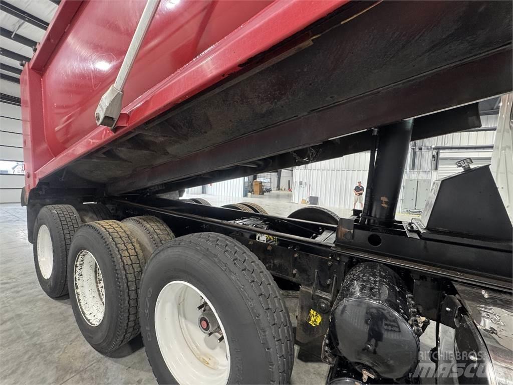 Mack GU713 Lastbiler med tip
