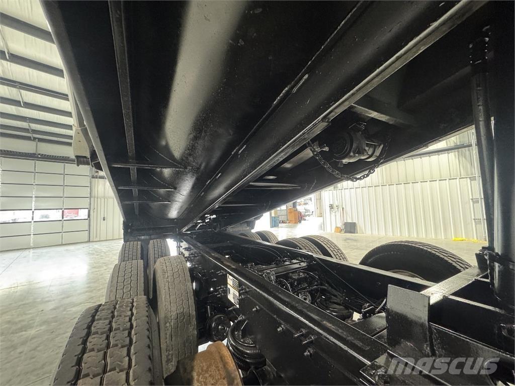 Mack GU713 Lastbiler med tip