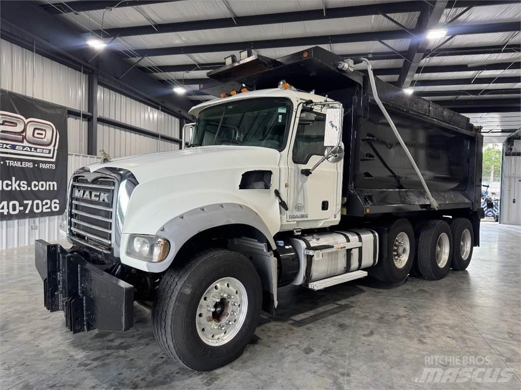 Mack GU713 Lastbiler med tip