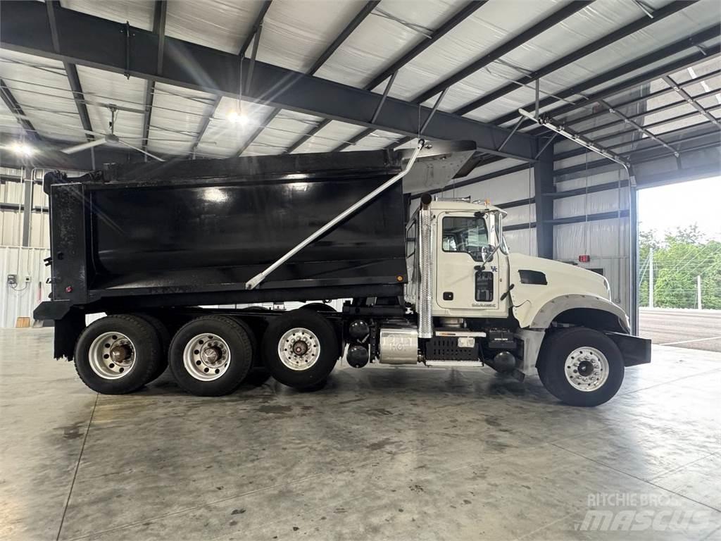 Mack GU713 Lastbiler med tip