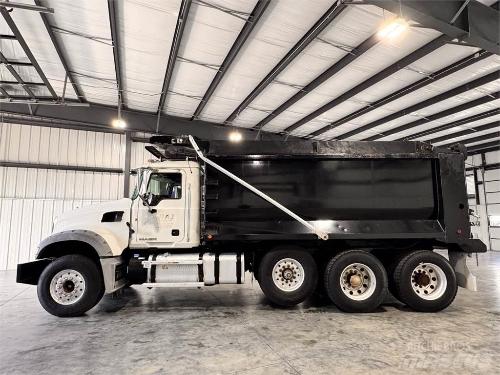 Mack GU713 Lastbiler med tip
