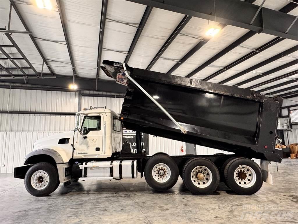 Mack GU713 Lastbiler med tip