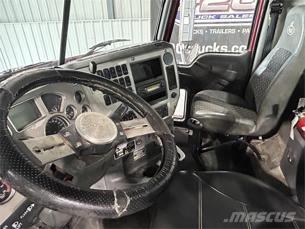 Mack GU713 Trækkere