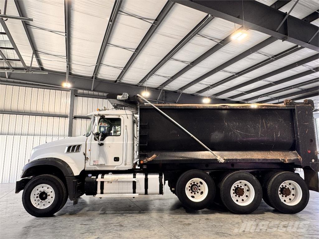 Mack GU713 Lastbiler med tip