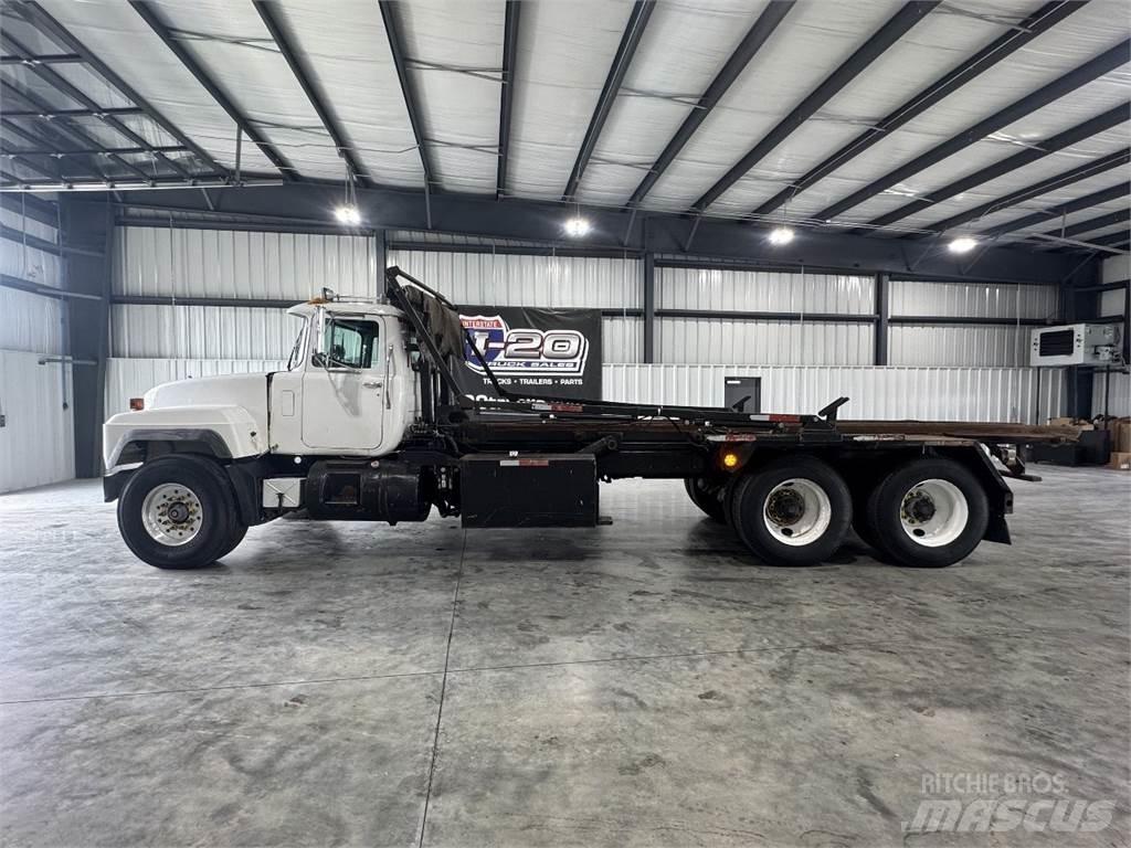 Mack RD690S Lastbiler med containerramme / veksellad