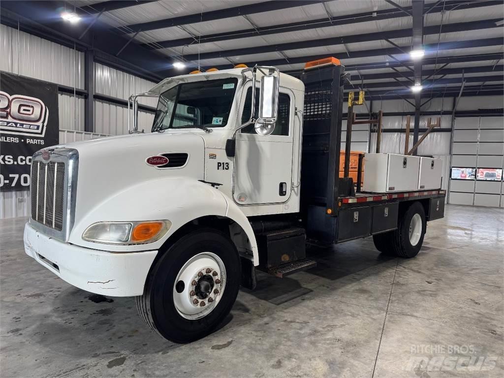 Peterbilt 330 Lastbil med lad/Flatbed