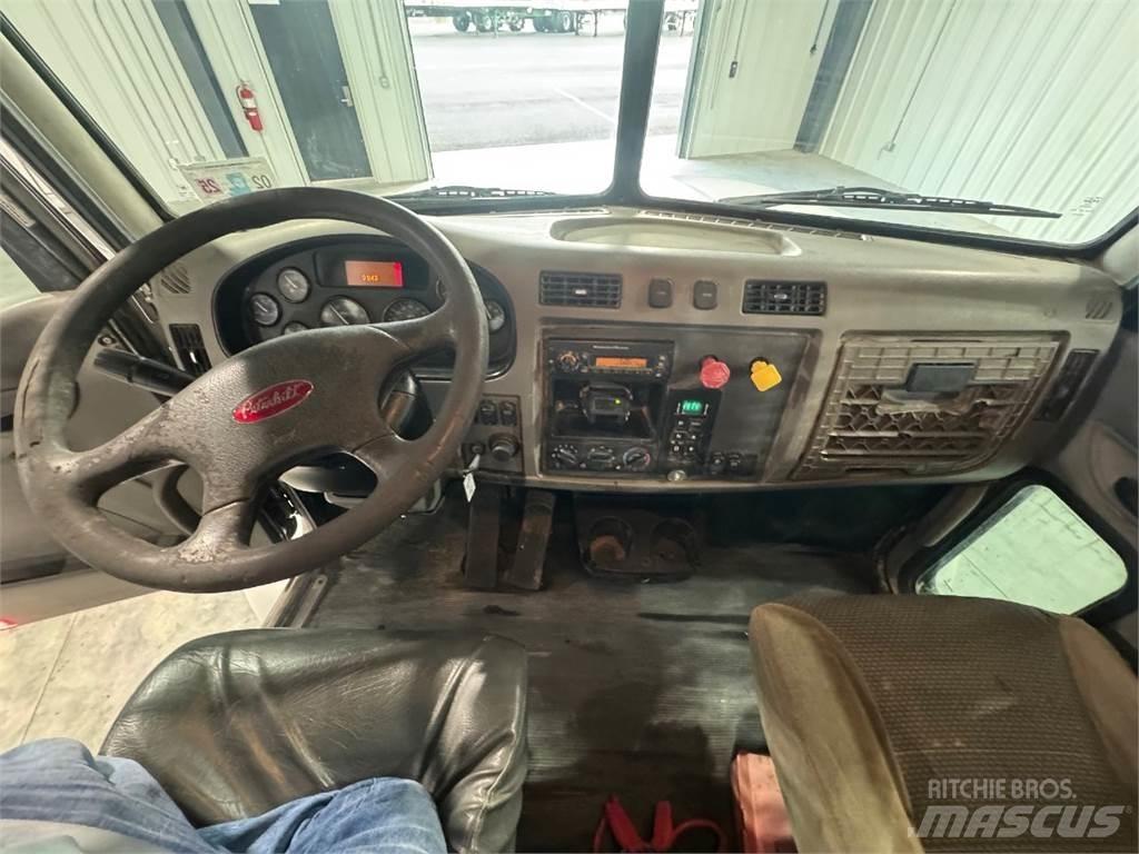 Peterbilt 330 Lastbil med lad/Flatbed