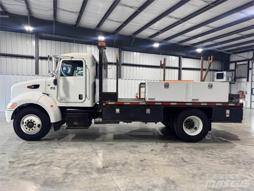 Peterbilt 330 Lastbil med lad/Flatbed