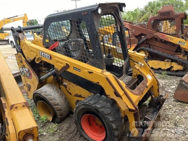 CAT 242D3 Minilæsser - skridstyret