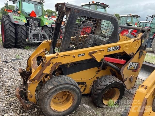 CAT 242D3 Minilæsser - skridstyret