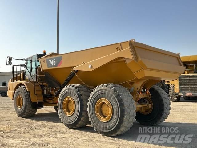 CAT 745 Terrængående lastbiler
