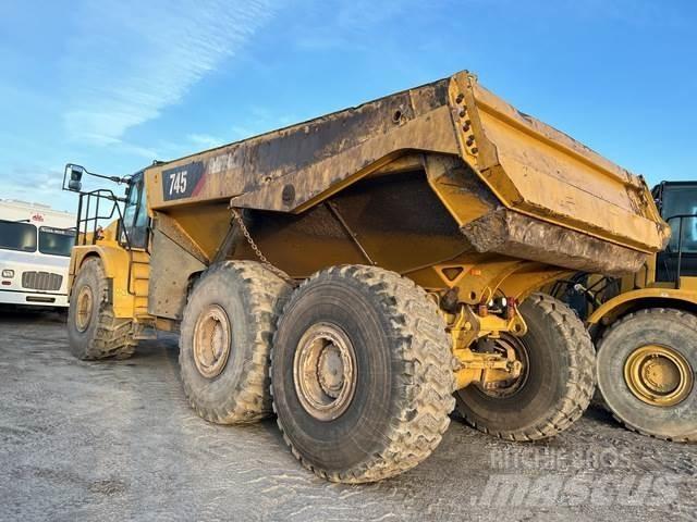CAT 745 Terrængående lastbiler