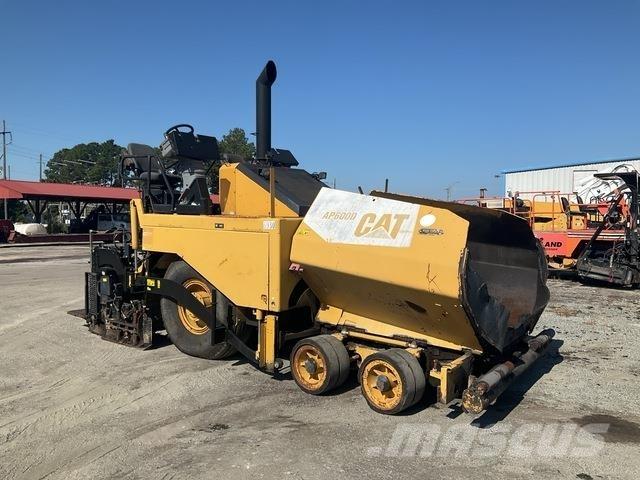 CAT AP-600D Asfaltudlæggere
