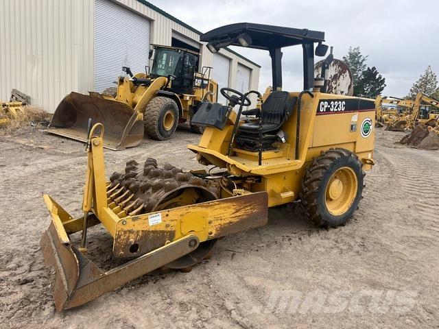 CAT CP-323C Enkelt tromle