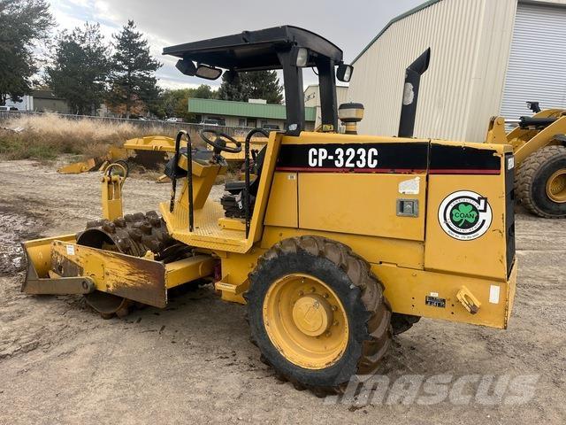 CAT CP-323C Enkelt tromle