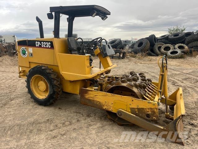 CAT CP-323C Enkelt tromle