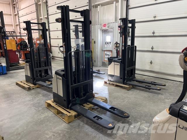 Crown ES 4000 Selvkørende stablere