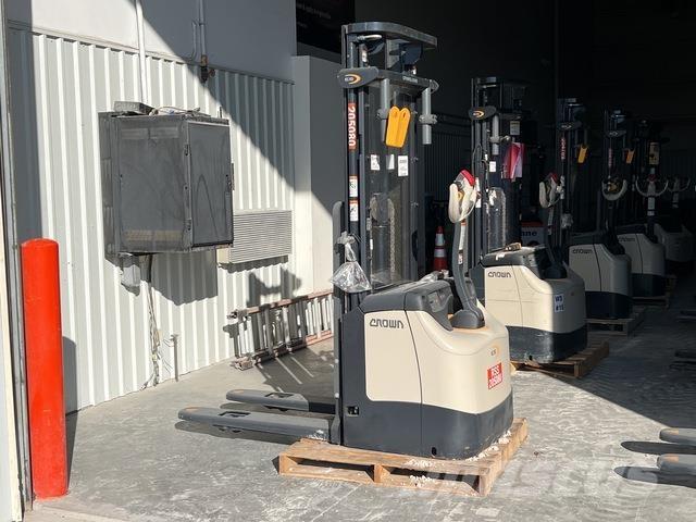 Crown ES 4000 Selvkørende stablere