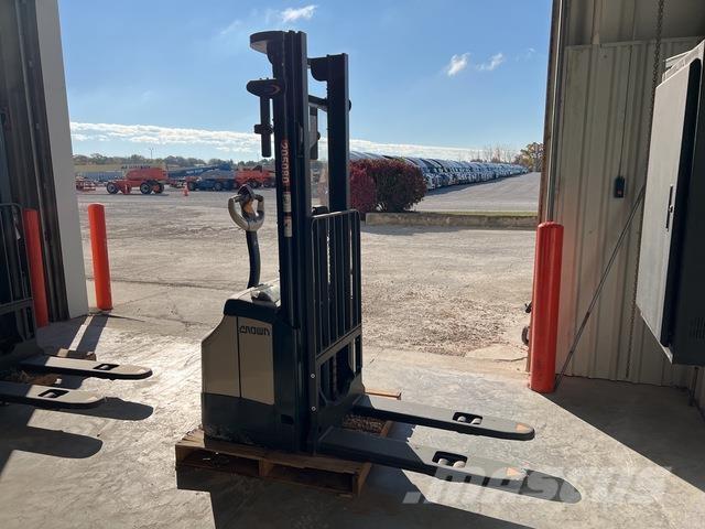 Crown ES 4000 Selvkørende stablere