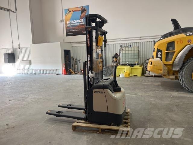 Crown ES 4000 Selvkørende stablere