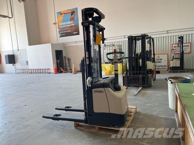 Crown ES 4000 Selvkørende stablere