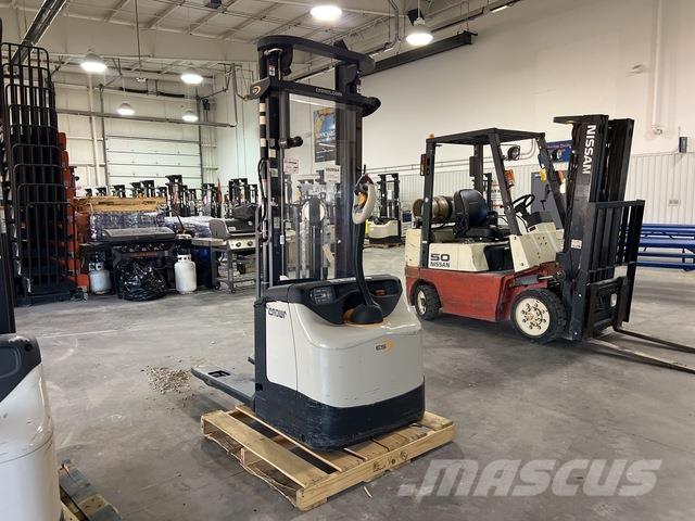 Crown ES 4000 Selvkørende stablere