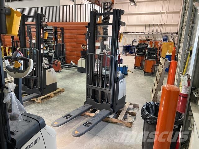 Crown ES 4000 Selvkørende stablere