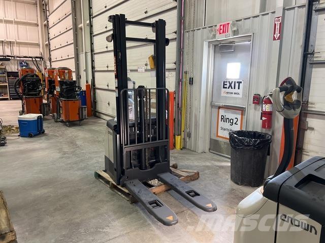 Crown ES 4000 Selvkørende stablere