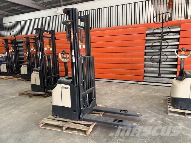 Crown ES 4000 Selvkørende stablere